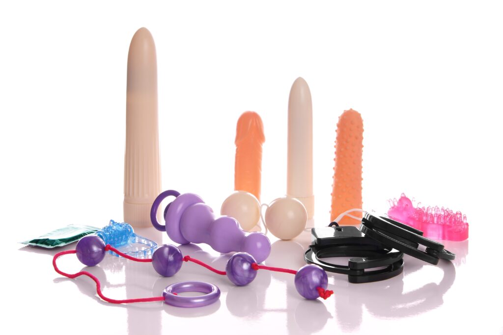 collection de jouets sexuels comprenant un godemichet, un vibromasseur