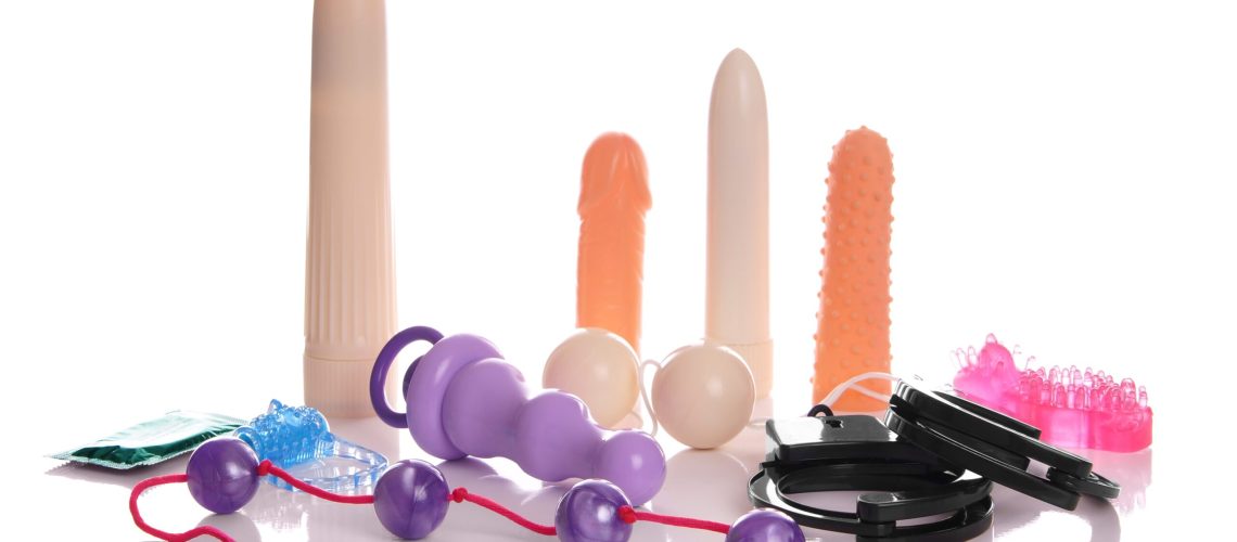 collection de jouets sexuels comprenant un godemichet, un vibromasseur